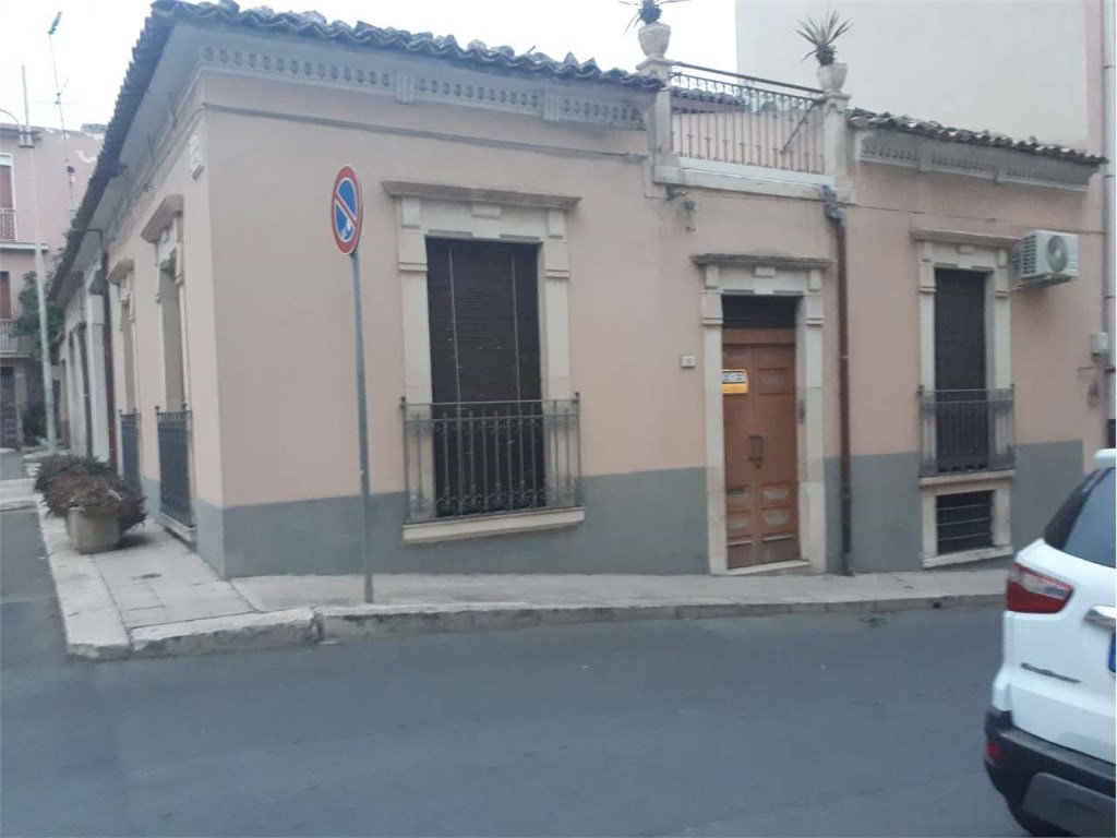 casa indipendente in vendita a Comiso in zona Centro Storico