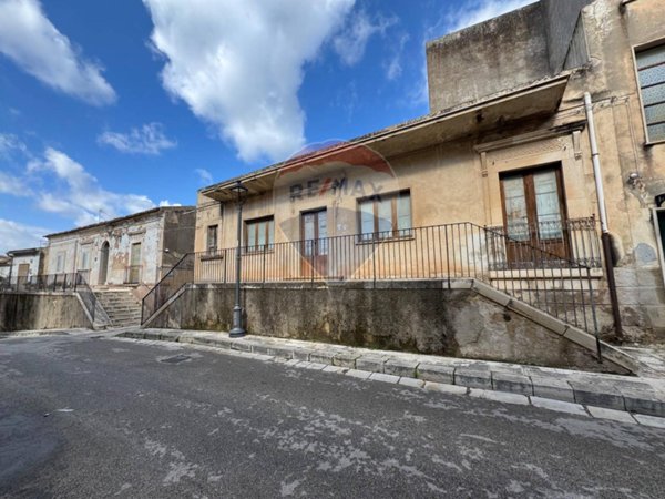 casa indipendente in vendita a Comiso in zona Centro Storico