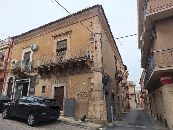 casa indipendente in vendita a Comiso in zona Centro Storico