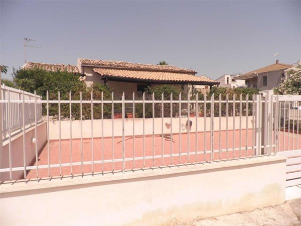 casa indipendente in vendita a Comiso