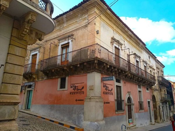 casa indipendente in vendita a Comiso in zona Centro Storico