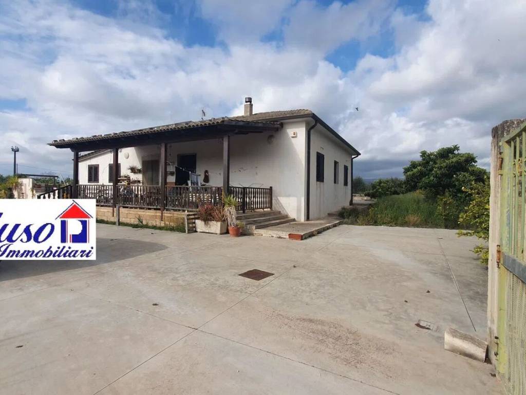 casa indipendente in vendita a Comiso