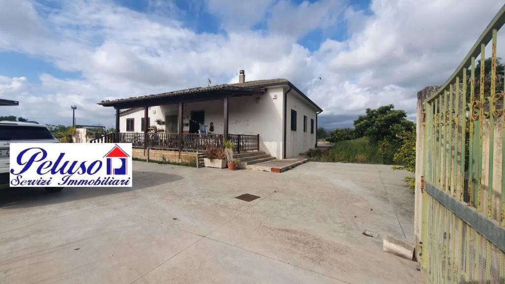 casa indipendente in vendita a Comiso