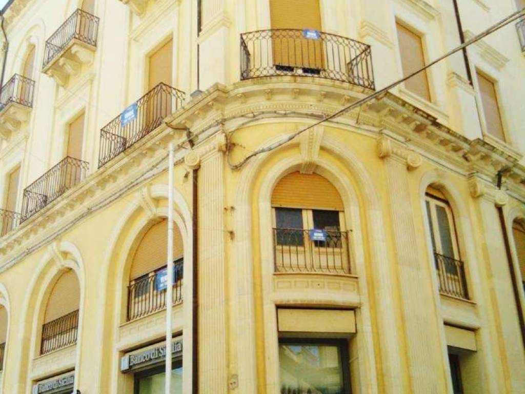 intera palazzina in vendita a Comiso in zona Centro Storico