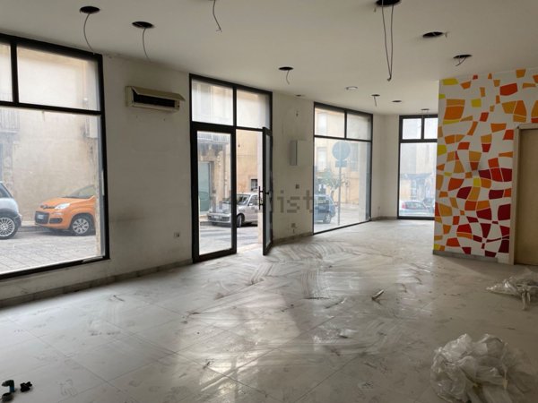 locale commerciale in vendita a Comiso