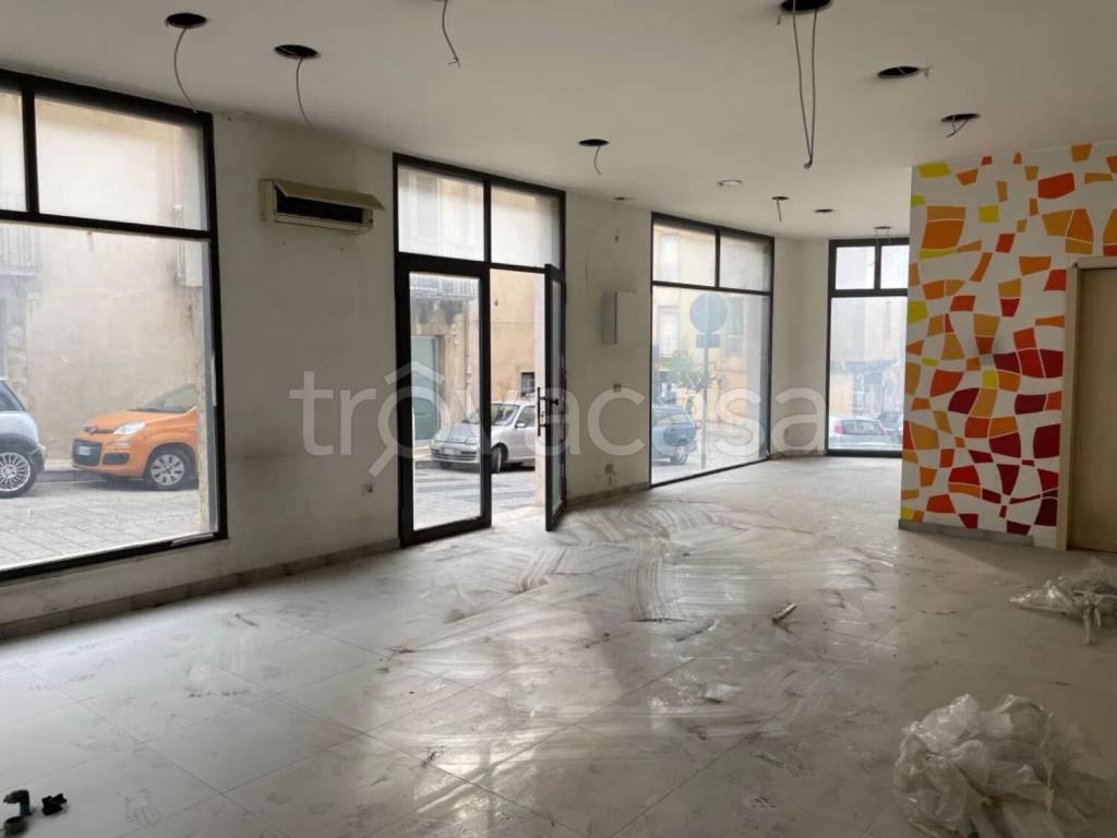 negozio in vendita a Comiso in zona Centro Storico