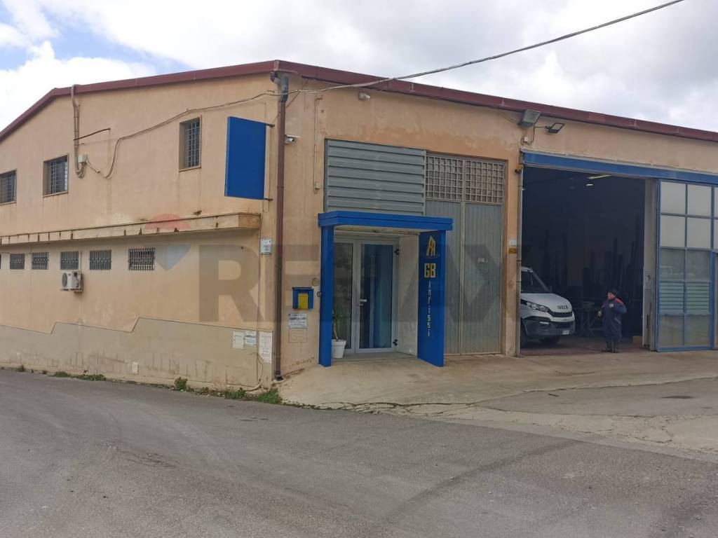locale commerciale in vendita a Comiso