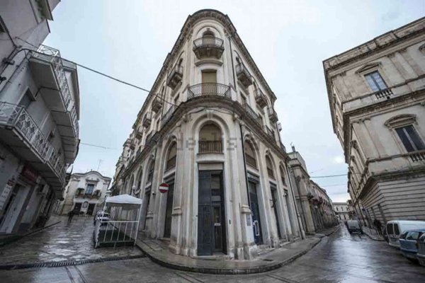 locale commerciale in vendita a Comiso in zona Centro Storico