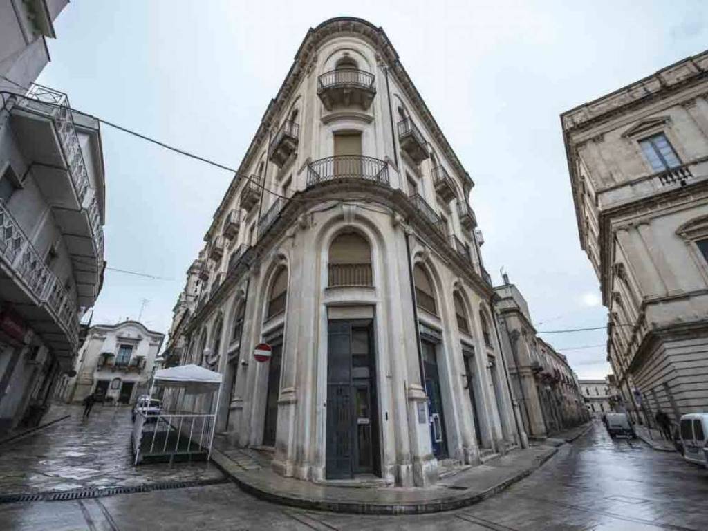 locale commerciale in vendita a Comiso in zona Centro Storico