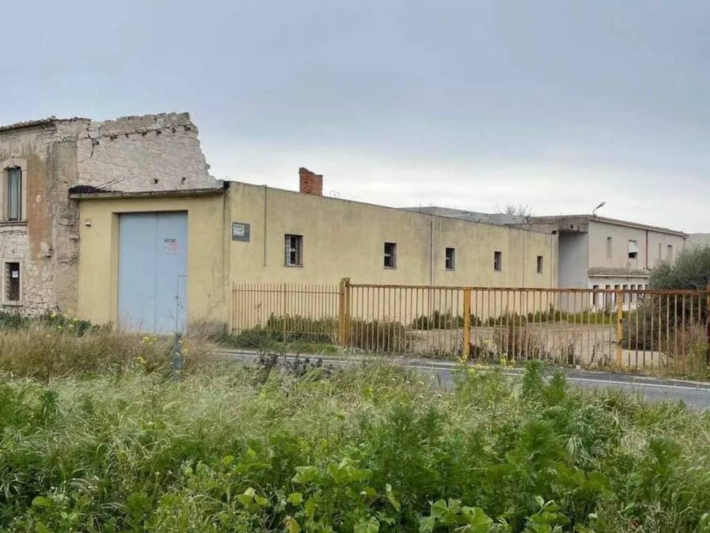 locale commerciale in vendita a Comiso