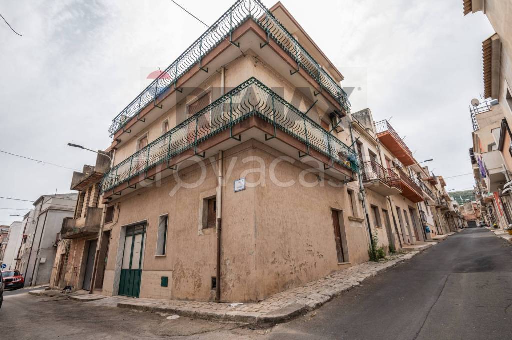 casa indipendente in vendita a Comiso in zona Centro Storico