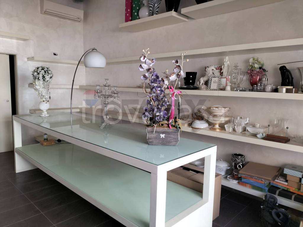 negozio in vendita a Comiso in zona Centro Storico