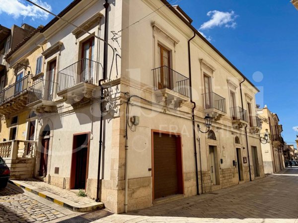 intera palazzina in vendita a Comiso in zona Centro Storico