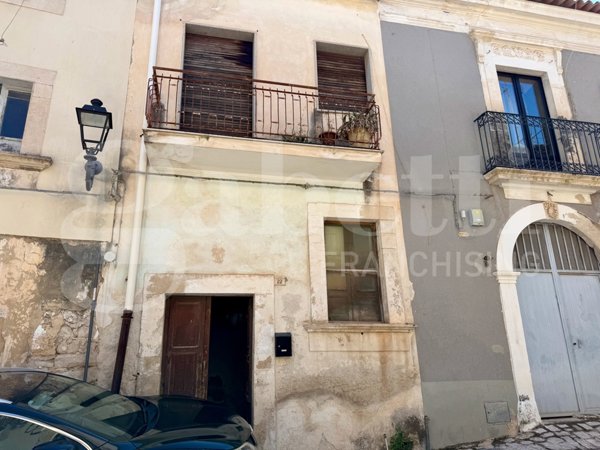 casa indipendente in vendita a Comiso in zona Centro Storico