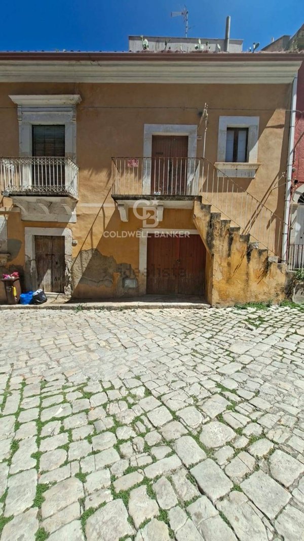casa indipendente in vendita a Comiso in zona Centro Storico