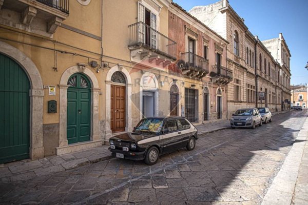 casa indipendente in vendita a Comiso in zona Centro Storico