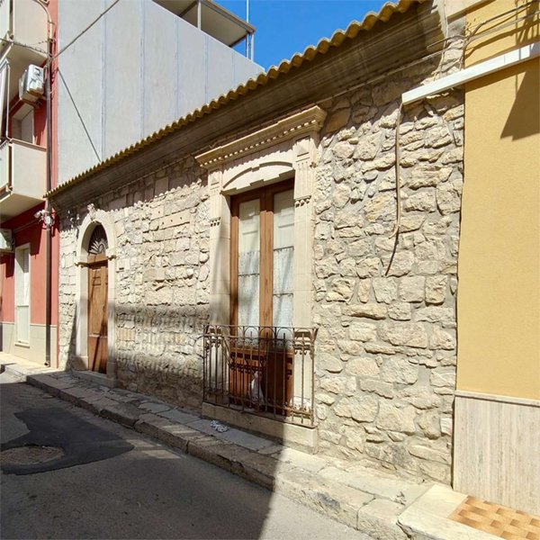 casa indipendente in vendita a Comiso in zona Centro Storico