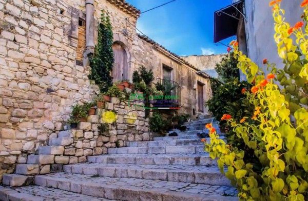 casa indipendente in vendita a Giarratana