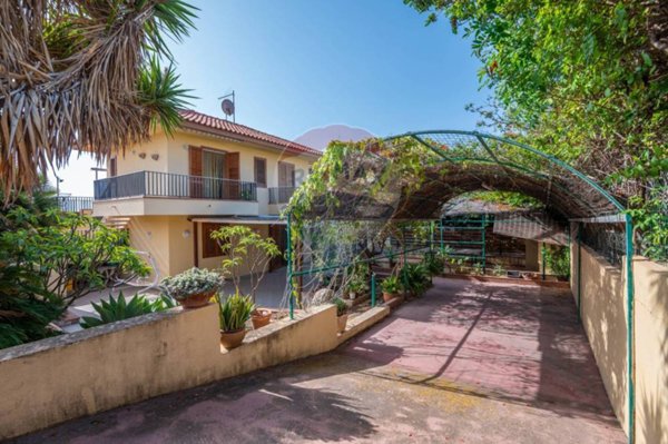 casa indipendente in vendita a Giarratana