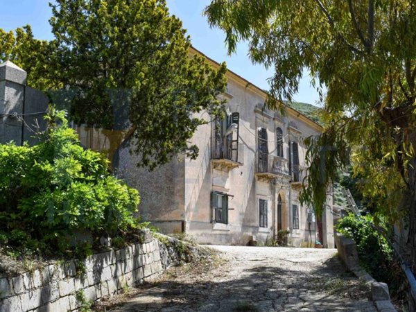 casa indipendente in vendita a Giarratana