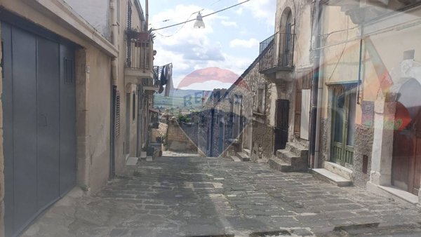 casa indipendente in vendita a Giarratana