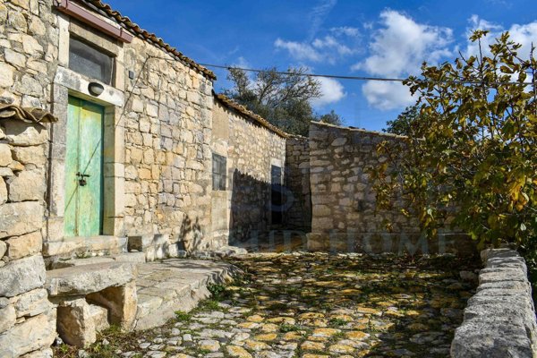 casa indipendente in vendita a Giarratana
