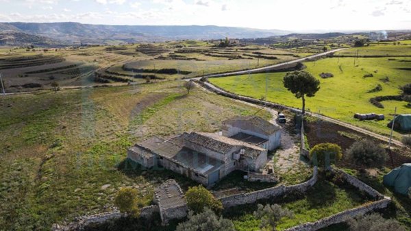 casa indipendente in vendita a Giarratana