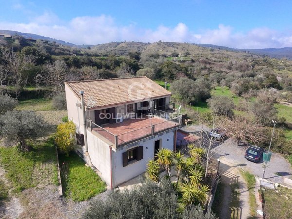 casa indipendente in vendita a Giarratana