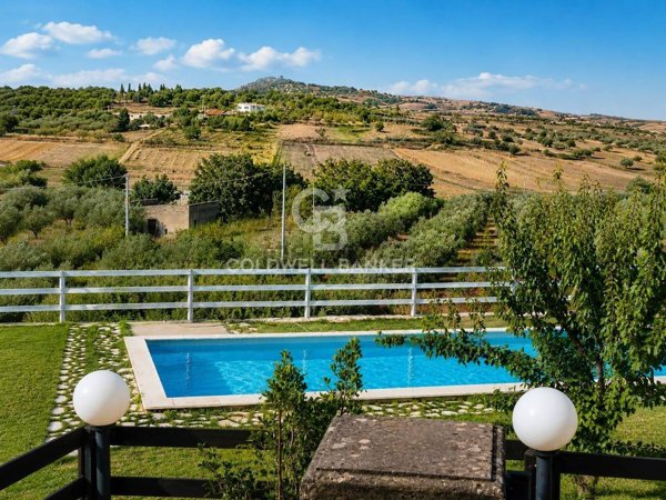 casa indipendente in vendita a Giarratana