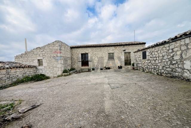 casa indipendente in vendita a Giarratana