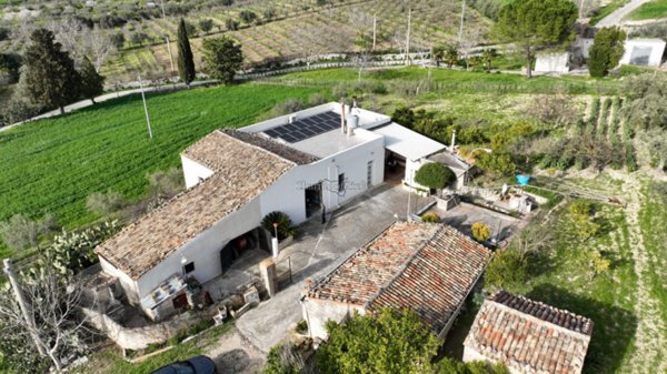 casa indipendente in vendita a Giarratana