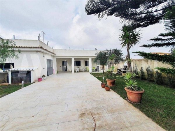 casa indipendente in vendita ad Ispica in zona Santa Maria del Focallo