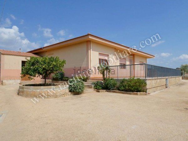 casa indipendente in vendita ad Ispica in zona Santa Maria del Focallo