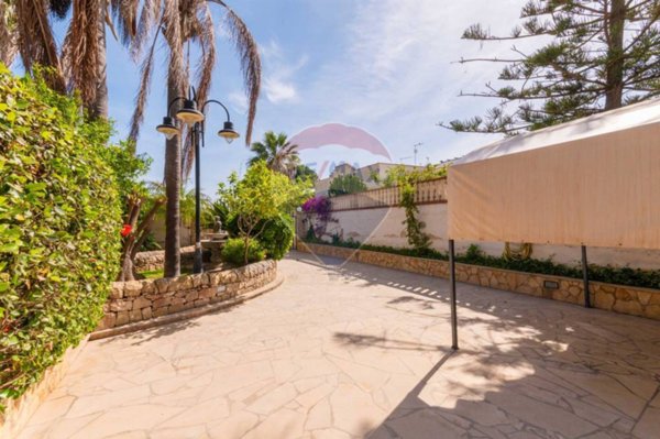 casa indipendente in vendita ad Ispica in zona Santa Maria del Focallo