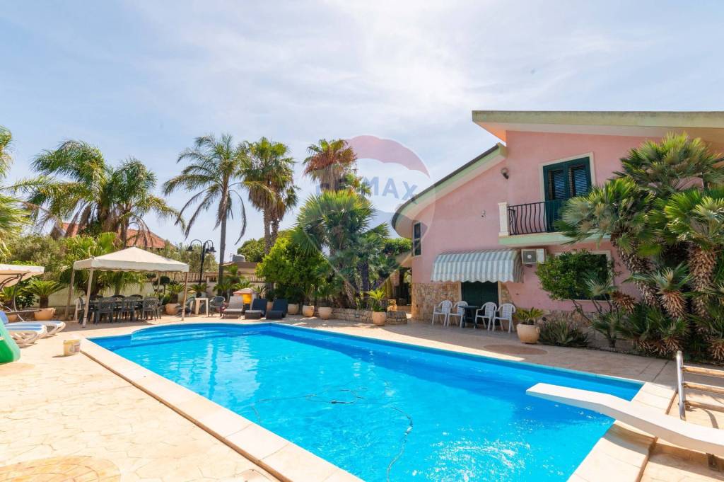 casa indipendente in vendita ad Ispica in zona Santa Maria del Focallo
