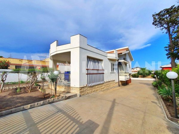 casa indipendente in vendita ad Ispica in zona Santa Maria del Focallo