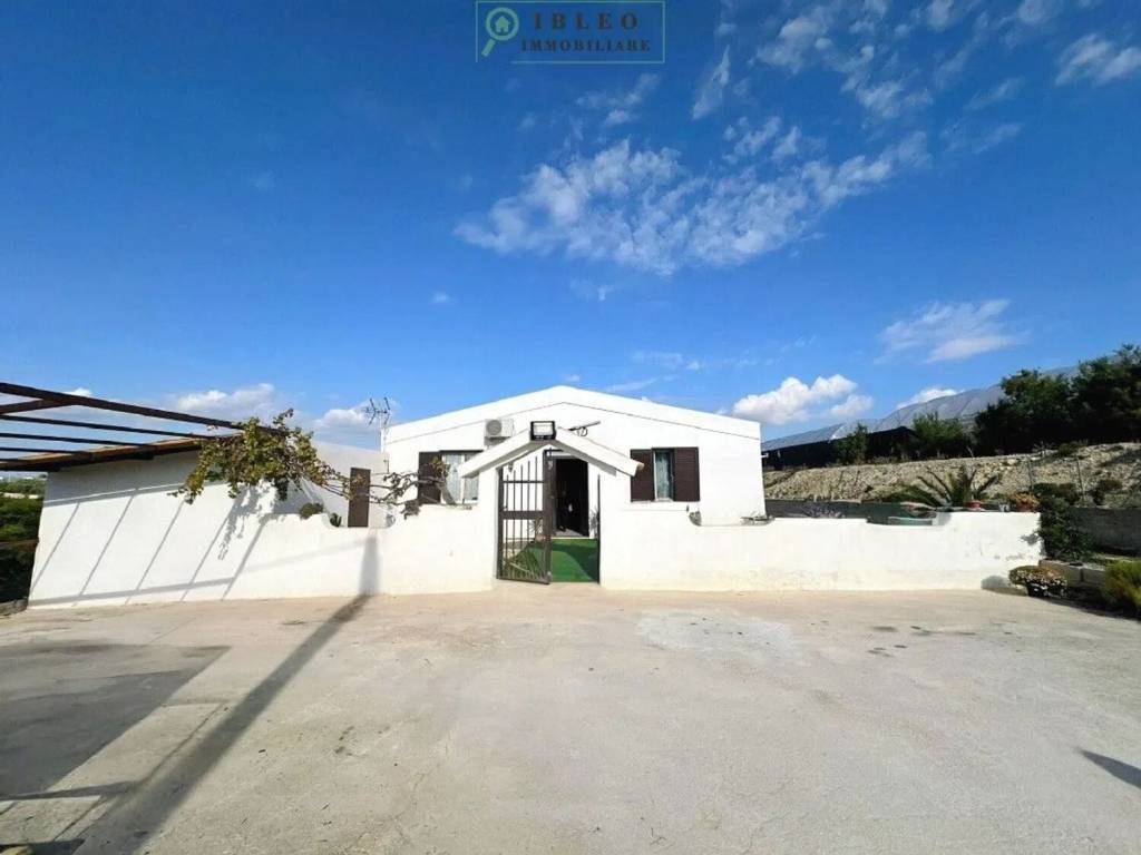 casa indipendente in vendita ad Ispica in zona Santa Maria del Focallo