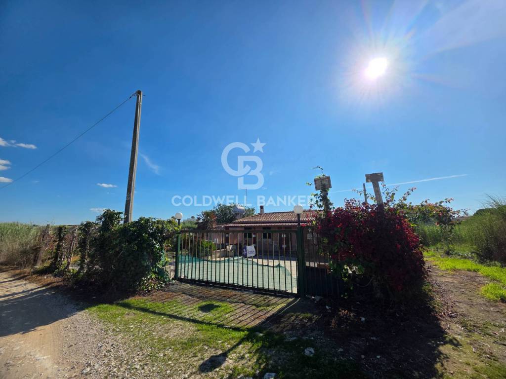 casa indipendente in vendita ad Ispica in zona Santa Maria del Focallo