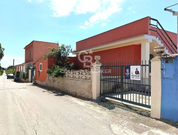 casa indipendente in vendita ad Ispica in zona Santa Maria del Focallo