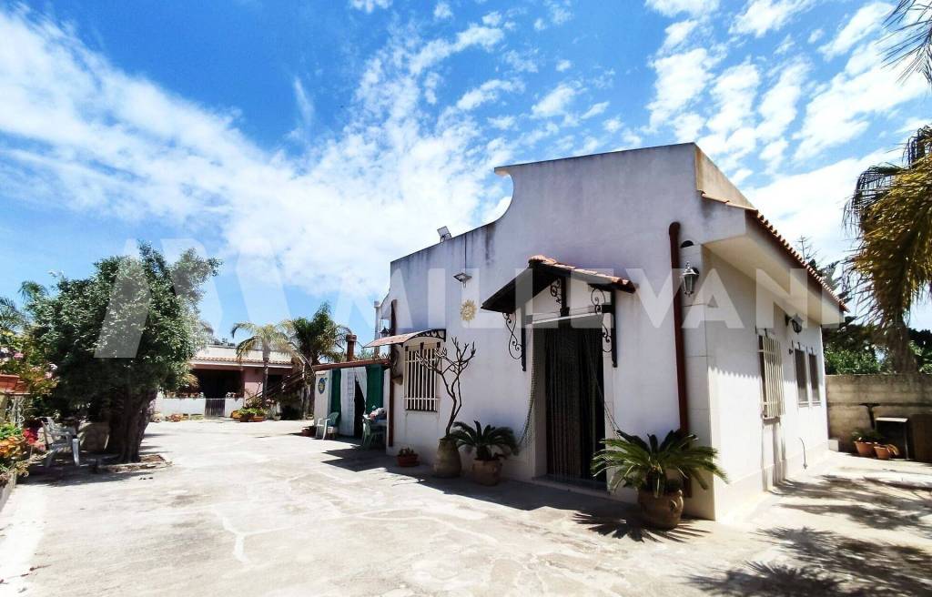 casa indipendente in vendita ad Ispica in zona Santa Maria del Focallo