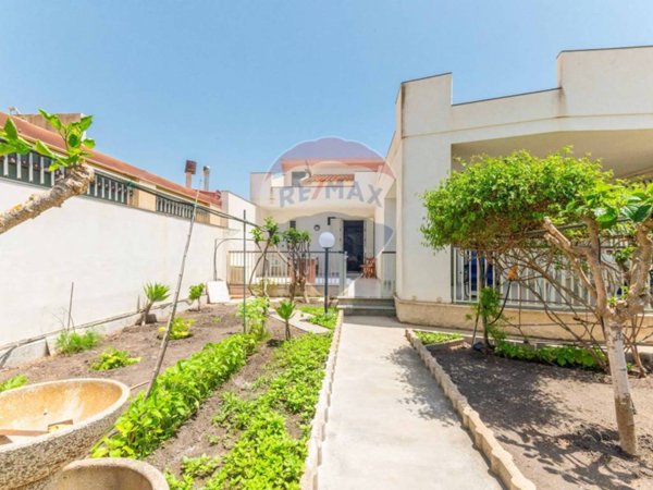 casa indipendente in vendita ad Ispica in zona Santa Maria del Focallo