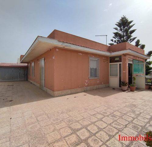 casa indipendente in vendita ad Ispica in zona Santa Maria del Focallo