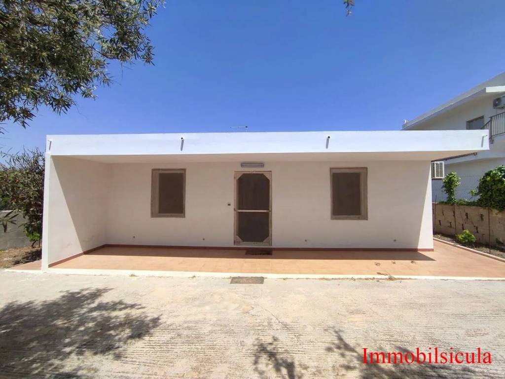 casa indipendente in vendita ad Ispica in zona Santa Maria del Focallo