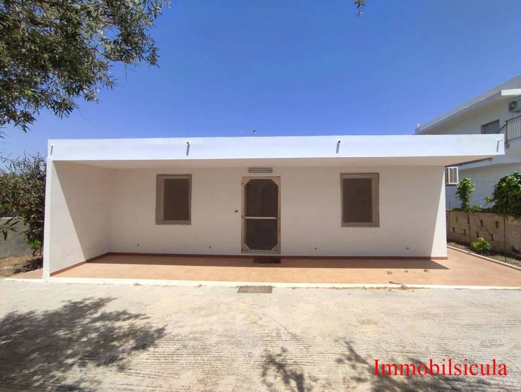 casa indipendente in vendita ad Ispica in zona Santa Maria del Focallo