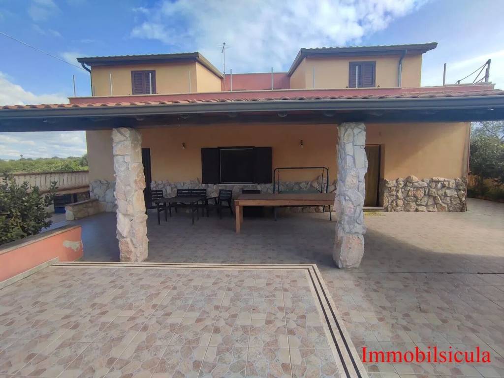 casa indipendente in vendita ad Ispica in zona Santa Maria del Focallo