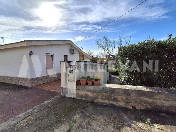 casa indipendente in vendita ad Ispica in zona Santa Maria del Focallo