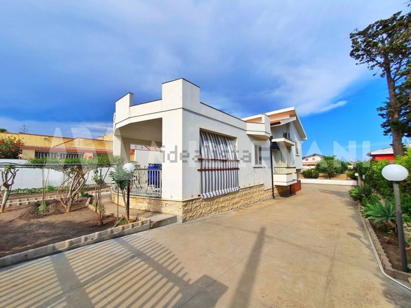 casa indipendente in vendita ad Ispica in zona Santa Maria del Focallo