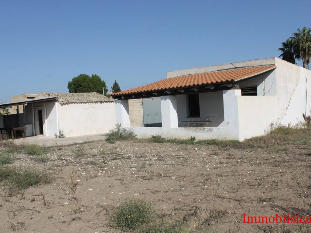 casa indipendente in vendita ad Ispica in zona Santa Maria del Focallo