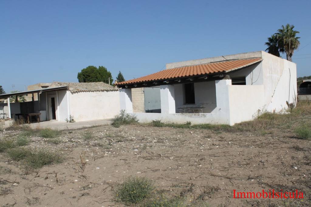 casa indipendente in vendita ad Ispica in zona Santa Maria del Focallo