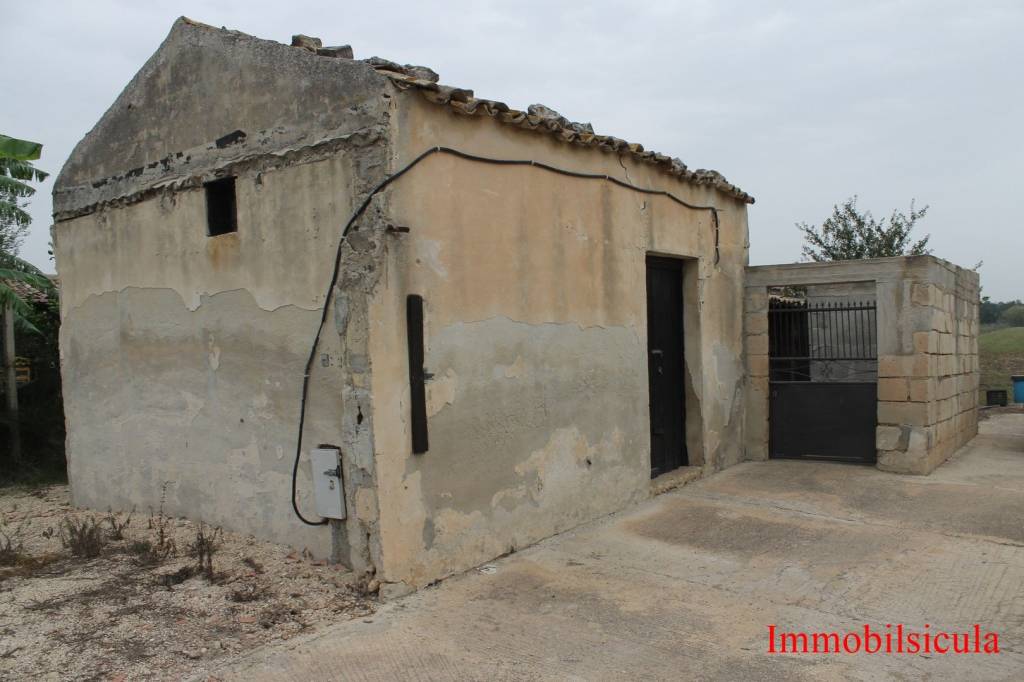casa indipendente in vendita ad Ispica in zona Santa Maria del Focallo